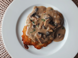 Placki ziemniaczane z sosem pieczarkowym.