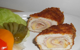 Pierś drobiowa faszerowana szynką i serem.